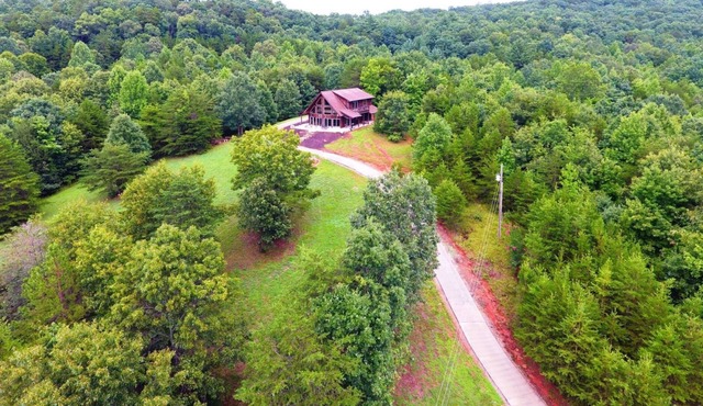 Outback Lodge - Luxuriously Rustic and Secluded Cabin Rental with Gorgeous Fire