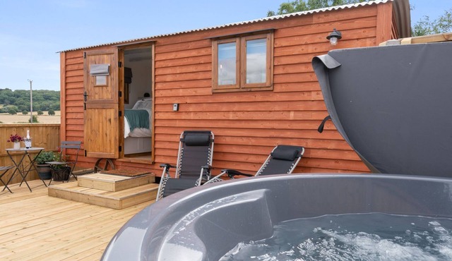 Outbak Shepherds Hut - sleeps 2 guests in 1 bedroom