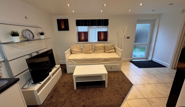 Outclass Cul De Sac 1 Bed Flat