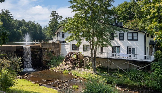 Outdoor Adventure Awaits- Lakeside Stay