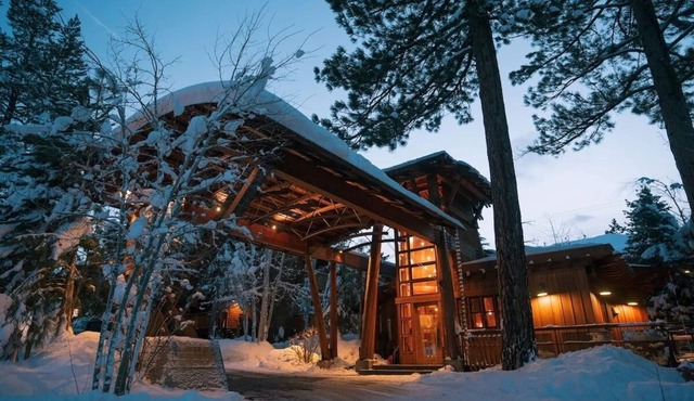 Outdoor Adventure Haven: Heated Hot Tub & Sauna at Cozy Mountain Stay