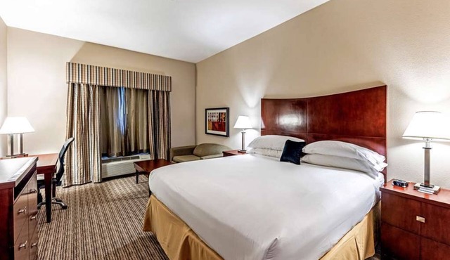 Outdoor Adventure! Comfy Unit Near Attractions, Pool, Breakfast, Free Wifi