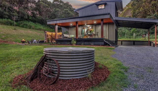 Outdoor Bath | Firepit | Dingo Creek Winery 14 mins | Private Luxury Cabin