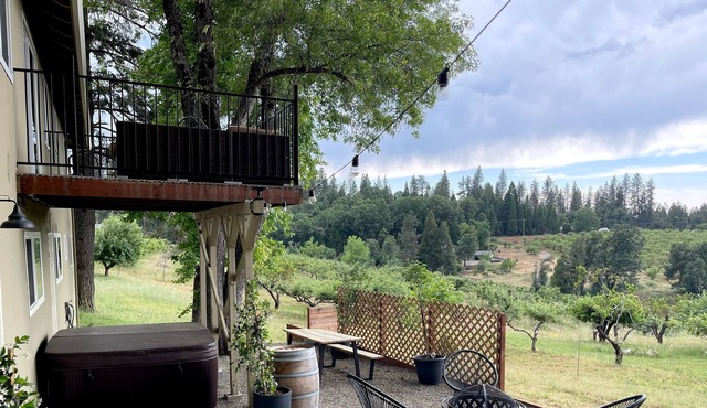 Outdoor Dinning, Hot Tub, + Horseshoe Pit