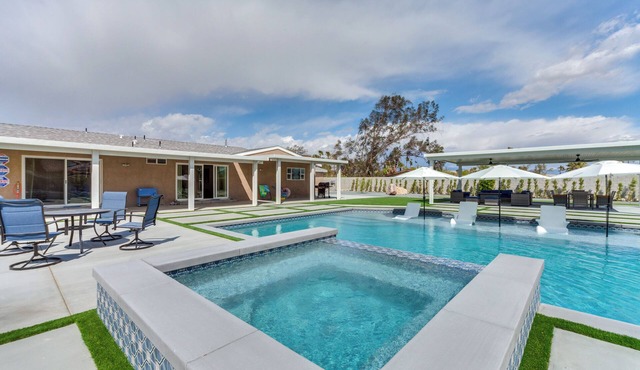 Outdoor Entertainment: Palm Springs Group Escape