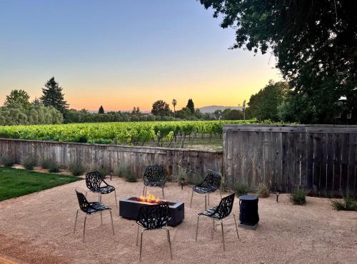 Outdoor Fire-pit, Jacuzzi & BBQ w/Vineyard Views!