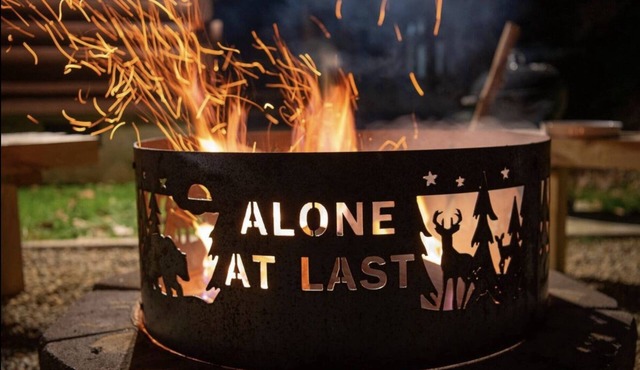 OUTDOOR FIREPIT*Hot Tub*Wood Fireplace*Private gated Road*Community Pool*Sleep 6