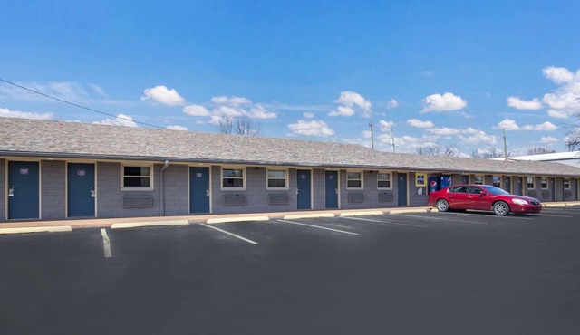 Outdoor Getaway in Knights Inn & Suites Salem! Pet-Friendly, Free Parking