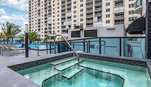 Outdoor Getaway! Stylish Unit Near Beach and Attraction, Valet Parking