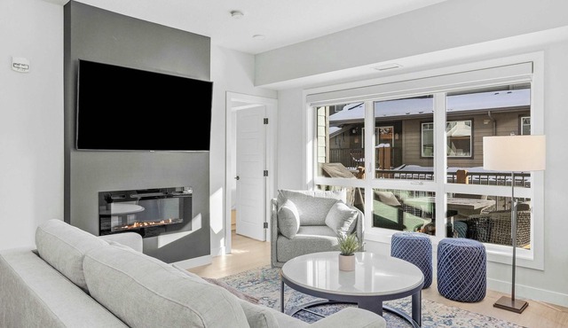 Outdoor heated pool and hot tub Stunning 3Bd sanctuary