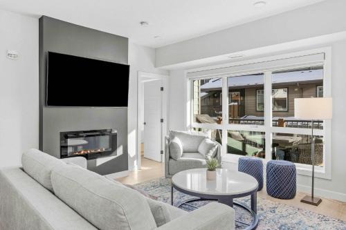 Outdoor heated pool and hot tub Stunning 3Bd sanctuary