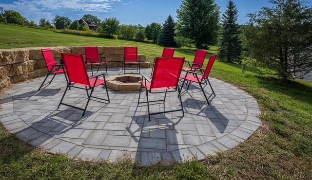 Outdoor Hot Tub, Pool Table, Awesome Fire Pit - Close 2 Pools!