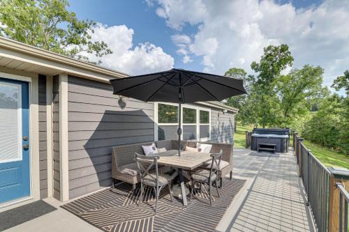 Outdoor Kitchen + Hot Tub: Table Rock Lake House