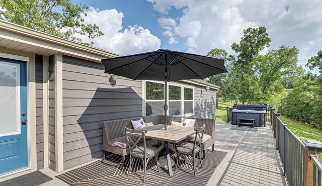 Outdoor Kitchen + Hot Tub: Table Rock Lake House