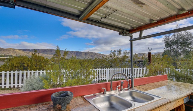 Outdoor Kitchen: Mtn-View Morongo Valley Cabin!