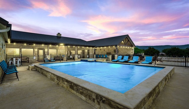 Outdoor kitchen, volleyball, swimming pool & hot tub!