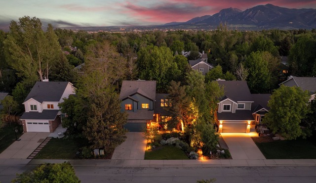 Outdoor Living! Hot Tub+Fire Pit+Gardens+GameRoom! Close to it ALL!