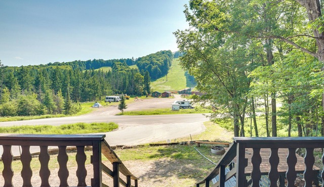 Outdoor Lover's Paradise: Slopeside Cabin!