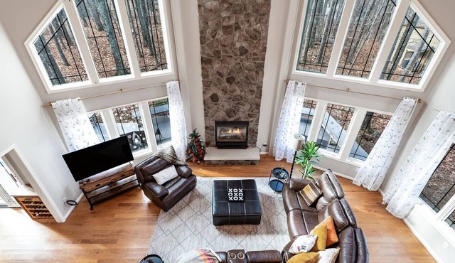 *Outdoor Oasis/wood firepit /2 rooms main floor*