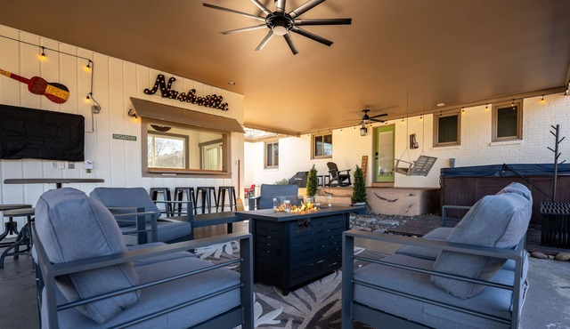 Outdoor Oasis - Hot Tub, 2 firepits, Bar, Music FUN - pet friendly