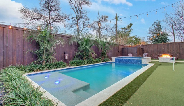 Outdoor Oasis in Downtown Houston with Pool & Hot-Tub