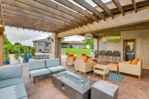 Outdoor Oasis Luxe Flat in Mt Horeb!