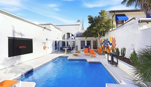 Outdoor Oasis Poolside Movie Nights Sleeps 16