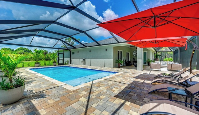 Outdoor Oasis: Upscale Hideaway in Naples!