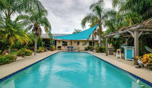 Outdoor Oasis w/Bar & Lanai: Tavares Escape