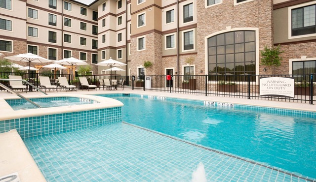 Outdoor Pool and Hot Tub + Free Breakfast | Only 15 Minutes from Six Flags!