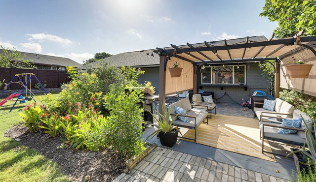 Outdoor Pool & Fire Pit: Modern Austin Home