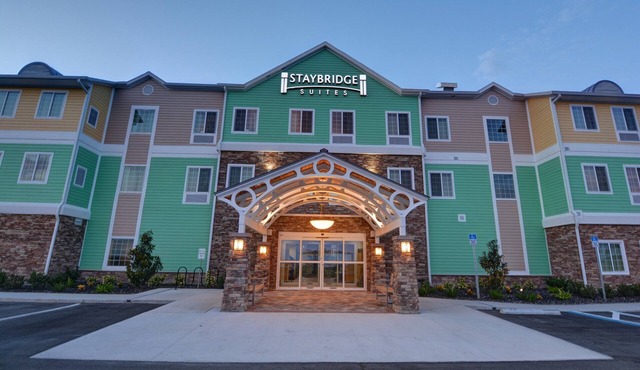 Outdoor Pool. Free Breakfast. Gym Access. Private Suite Great for Groups!
