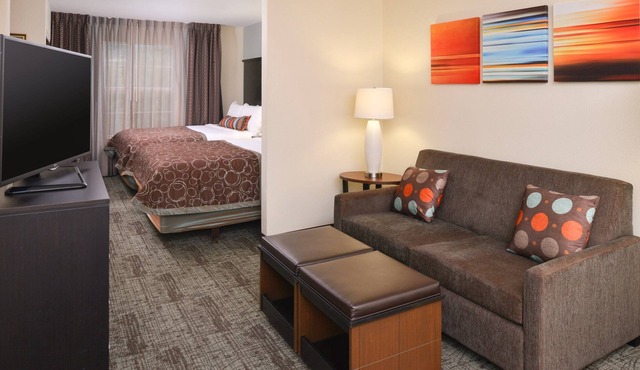 Outdoor Pool + Free Wi-Fi + Free Breakfast Buffet | Comfy Studio