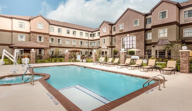 Outdoor Pool + Hot Tub + 24 Hour Business Center | Houston Energy Corridor