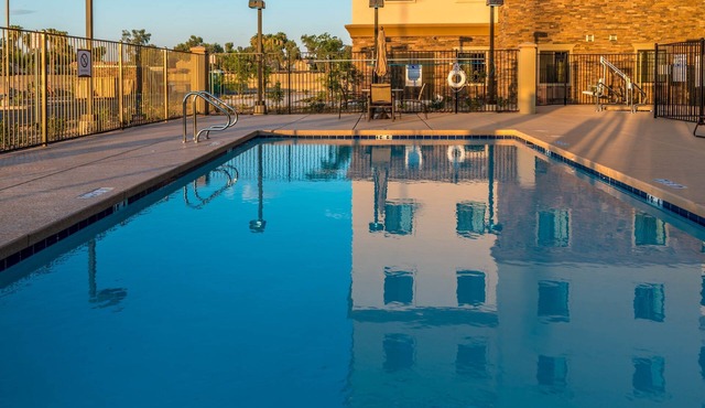 Outdoor Pool & Hot Tub. Free Breakfast. Great Location!