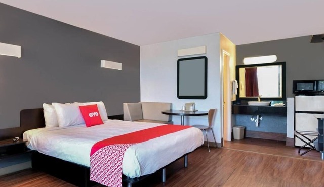 Outdoor Pool Stay Near Austins + Pets Welcome & Free Parking