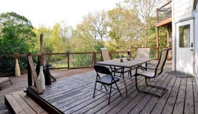 Outdoor Retreat-Huge Deck+Yard. Near SOCO, DT, AUS