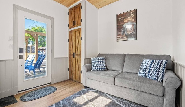 Outdoor Sauna Oasis near Stampede, 2BR, Parking