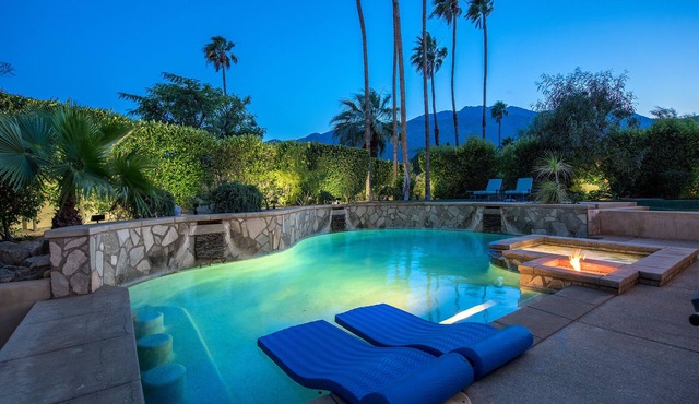 Outdoor Shower, Swim-Up Wetbar, Spa, Putting Area, Firepit, EV Charger