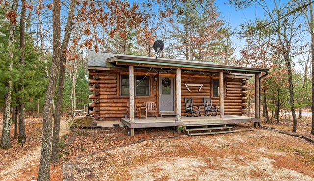 Outdoorsy gem with WiFi, furnished porch, full kitchen & three ponds on-site