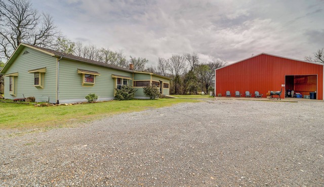 Outdoorsy Getaway Near Atoka: Hunt, Fish & Relax!