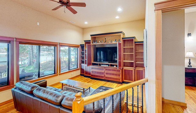 Outdoorsy getaway with dock, kayaks, W/D - mountain and water view