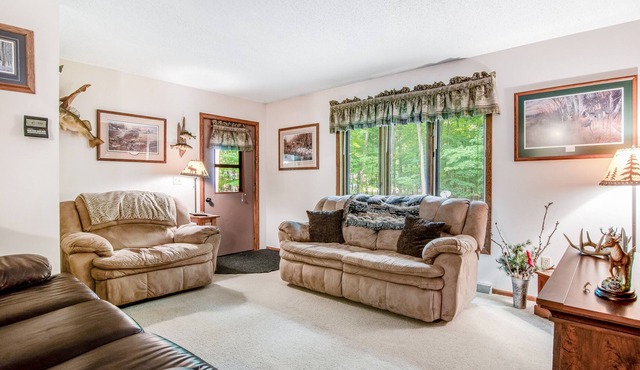 Outdoorsy Ranch w/Full Kitchen, Furnished Deck, Firepit, Central A/C - Dogs OK