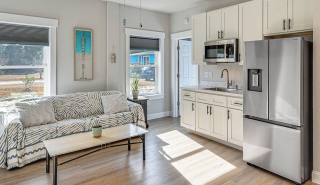 Outer Banks Couple’s Escape Near Beach & Gardens!