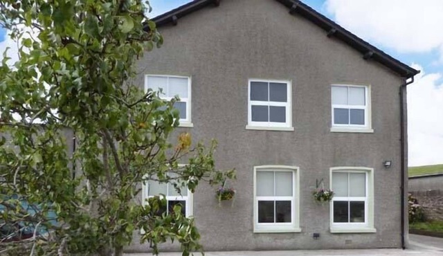 OUTERTHWAITE COTTAGE, family friendly, with a garden in Flookburgh