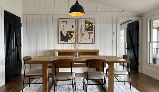 Outland Skyhaus - CHIC Luxury Vacation Home 3 Mins from Town!