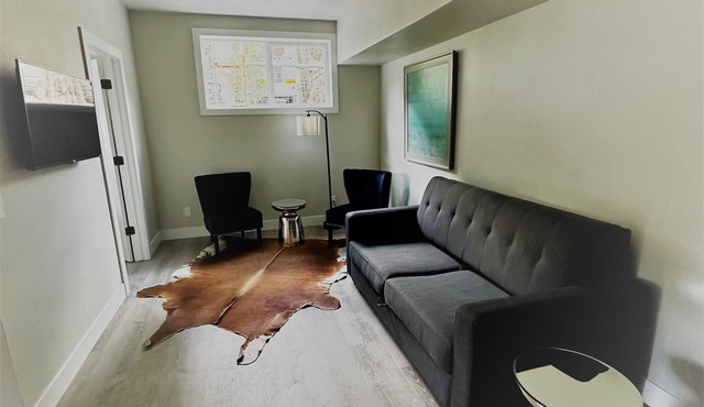 Outlaw Inn Unit 3. MODERN, newly remodeled unit, STEPS from Main Street!n