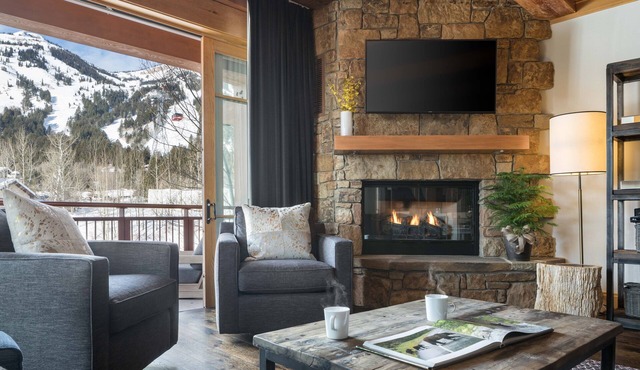 Outpost: Crystal Springs 306 - Ski-In/Ski-Out!