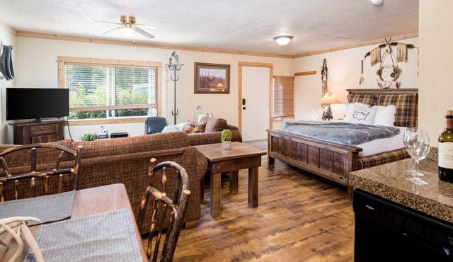 Outpost: Eagles Rest 2 Studio - Pool Access!