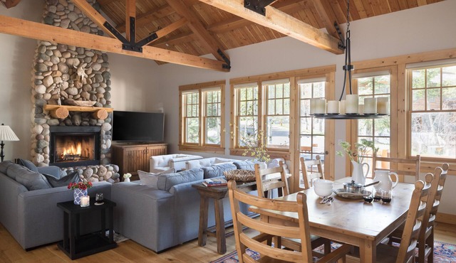 Outpost: Granite Ridge Homestead 3100 - Hot Tub!